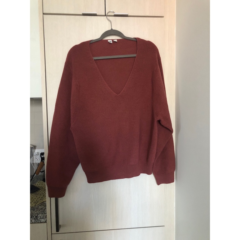 Knit V neck sweater